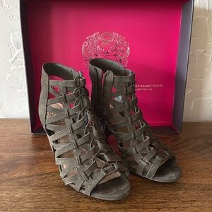 Vince Camuto VC-ELISHAN Dark Forest Oil Nubuck Size 7 Sandals